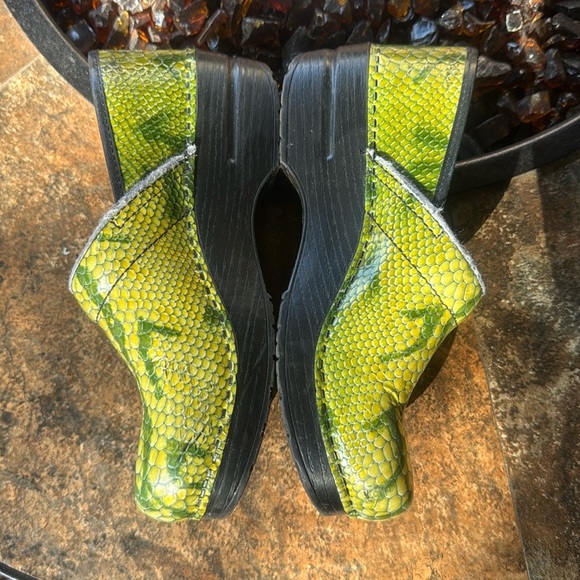 Dansko® patent Leather clog Size 38 Yellow and GREEN - Picture 2 of 6